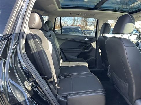 Used 2021 Volkswagen Tiguan SE image 36