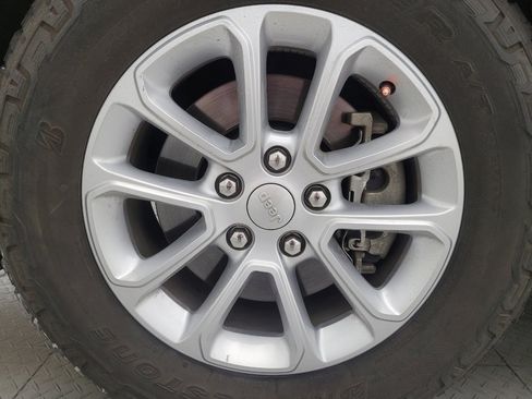 Used 2021 Jeep Grand Cherokee Laredo image 31