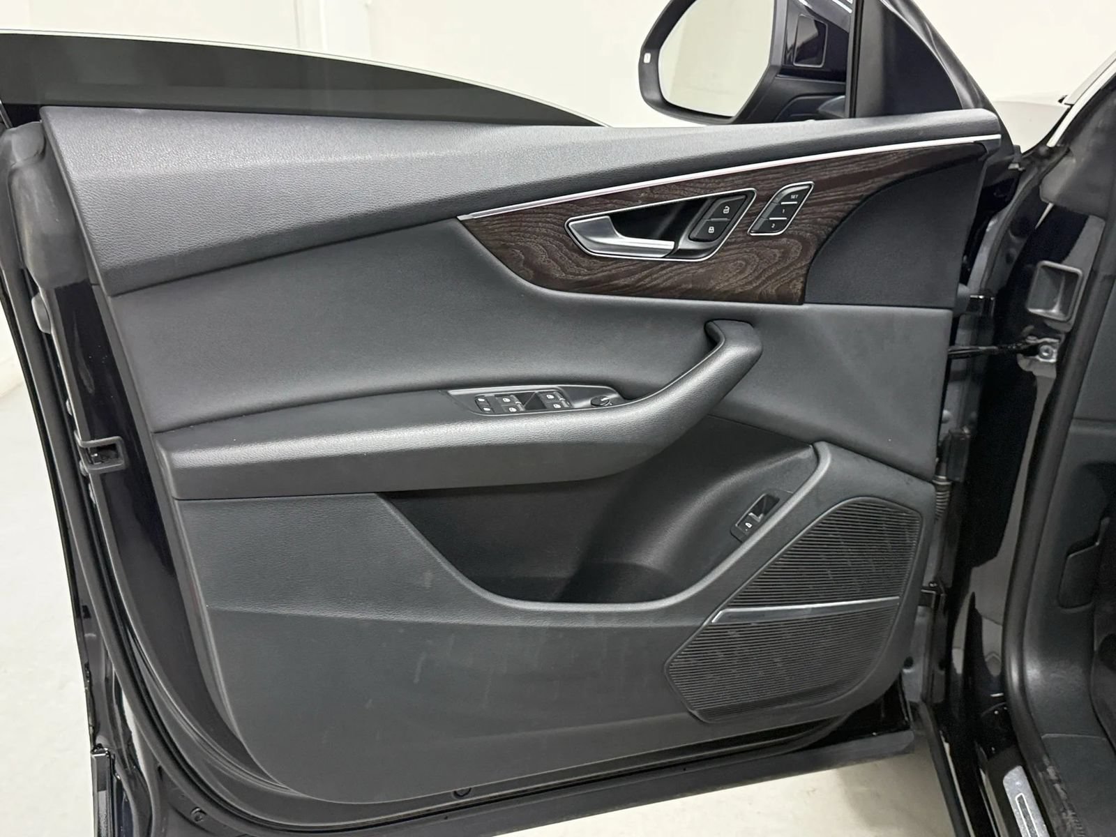 Used 2019 Audi Q8 Premium Plus w/ Premium Plus AWD/4WD image 33