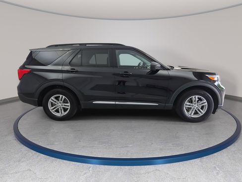 Used 2024 Ford Explorer XLT w/ Equipment Group 202A image 4