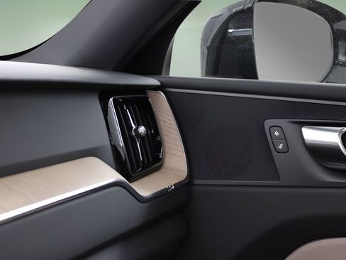 New 2026 Volvo XC60 B5 Plus w/ Protection Package Premier AWD/4WD image 34