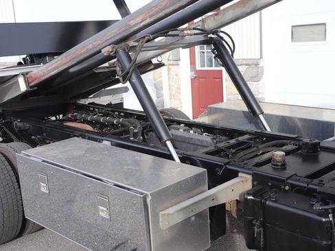 Used 2023 Ford F550 4x4 Regular Cab Super Duty image 9