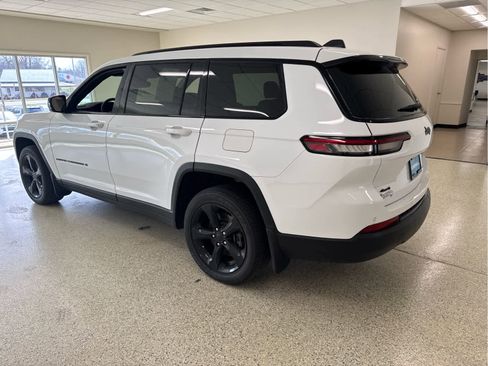 Used 2024 Jeep Grand Cherokee L Altitude image 9