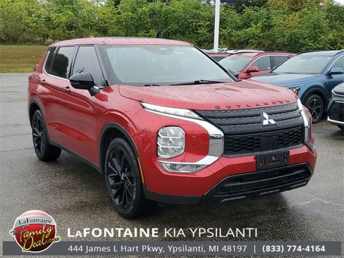 Used 2024 Mitsubishi Outlander SE Black Edition image 3