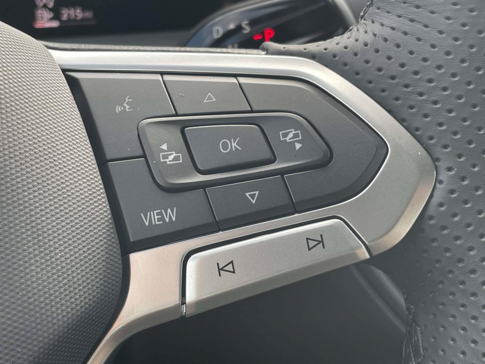 New 2026 Volkswagen Tiguan SE R-Line FWD image 23