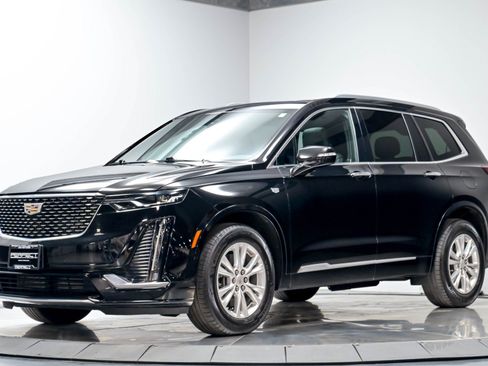 Used 2022 Cadillac XT6 Luxury FWD image 2