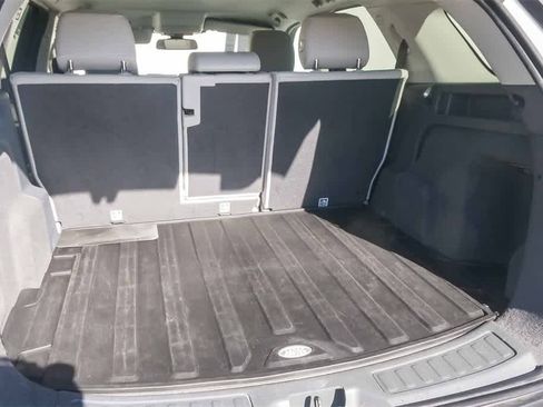 Used 2017 Land Rover Discovery Sport SE image 24