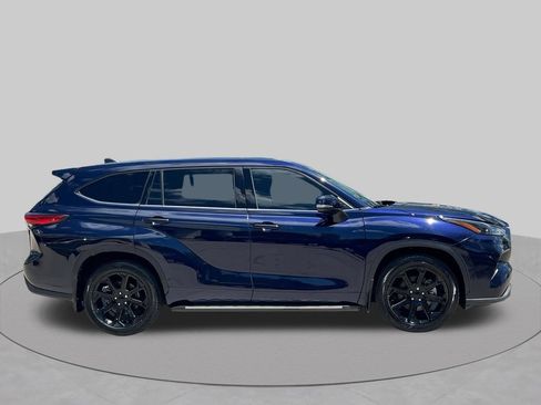 Used 2022 Toyota Highlander LE FWD image 6