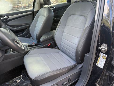 Used 2025 Volkswagen Jetta SE image 30