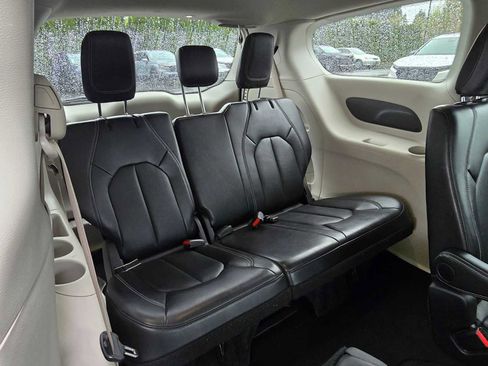 Used 2024 Chrysler Pacifica Touring-L FWD image 13