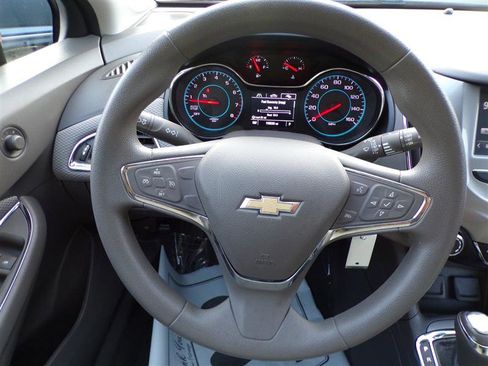 Used 2017 Chevrolet Cruze LT image 32