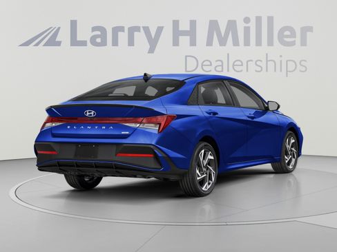 Used 2025 Hyundai Elantra SEL FWD image 2