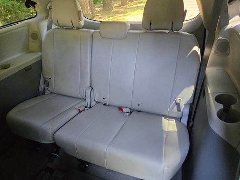 Used 2012 Toyota Sienna XLE w/ Premium Pkg FWD image 26