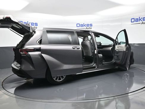 Used 2024 Toyota Sienna LE image 45