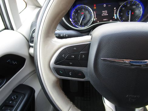 Used 2020 Chrysler Pacifica Limited image 12