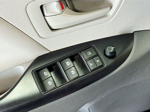 Used 2020 Toyota Sienna L image 15