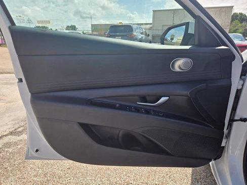 Used 2025 Hyundai Elantra SEL FWD image 13