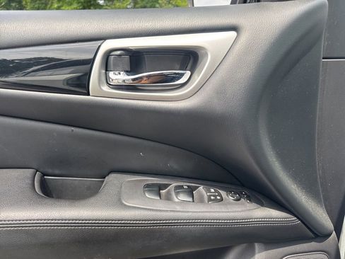 Used 2018 Nissan Pathfinder S FWD image 14
