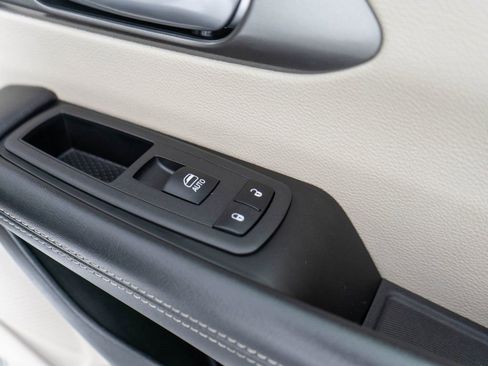 Used 2024 Chrysler Pacifica Limited FWD image 9