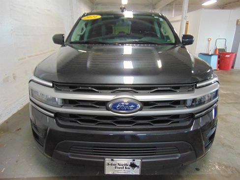 Used 2024 Ford Expedition Max XLT image 3