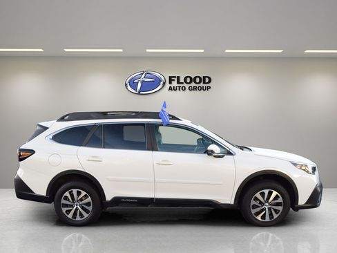 Used 2021 Subaru Outback Premium image 3