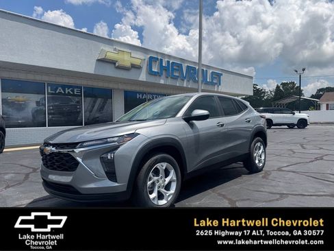 New 2026 Chevrolet Trax LS w/ LS Convenience Package FWD image 1