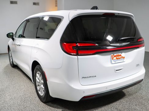 Used 2023 Chrysler Pacifica Touring-L FWD image 9