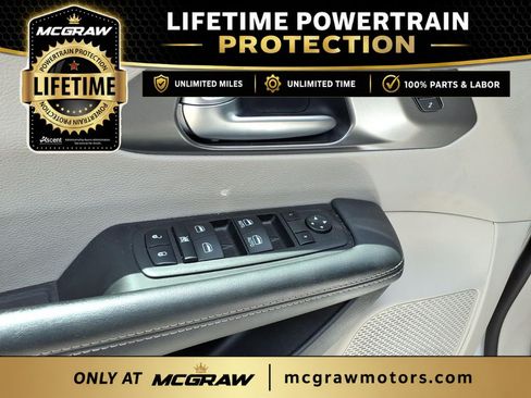 Used 2023 Chrysler Pacifica Touring-L FWD image 9