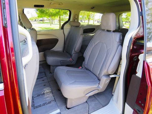 Used 2021 Chrysler Voyager LX image 20