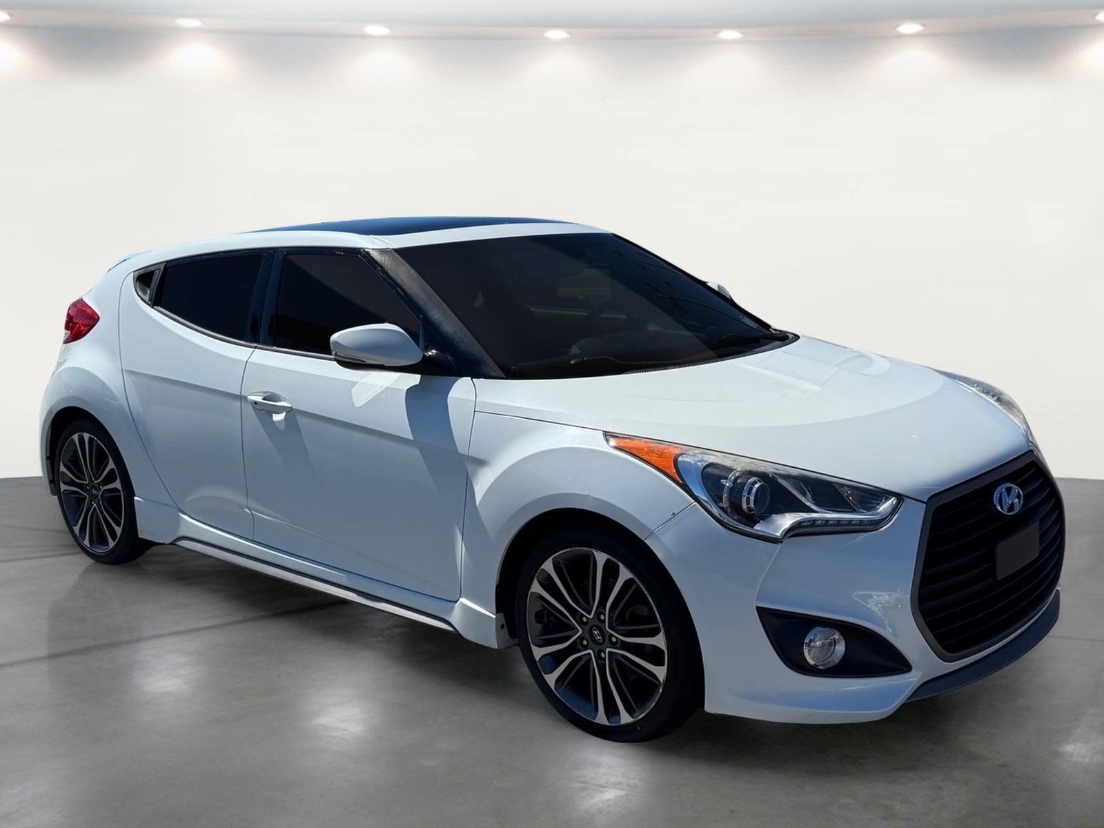 Used 2016 Hyundai Veloster Turbo w/ Option Group 04 FWD image 2
