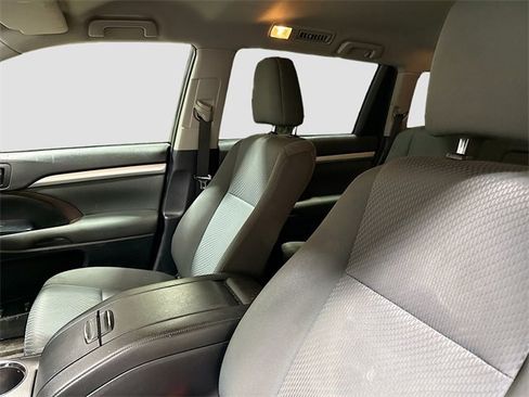 Used 2019 Toyota Highlander LE image 18