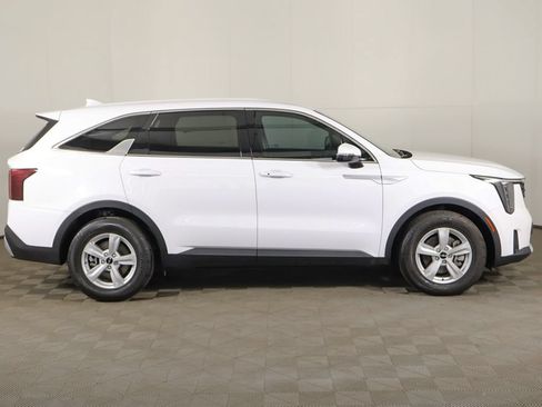 Used 2024 Kia Sorento LX FWD image 17