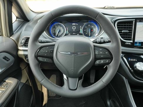 Used 2025 Chrysler Pacifica Limited FWD image 32