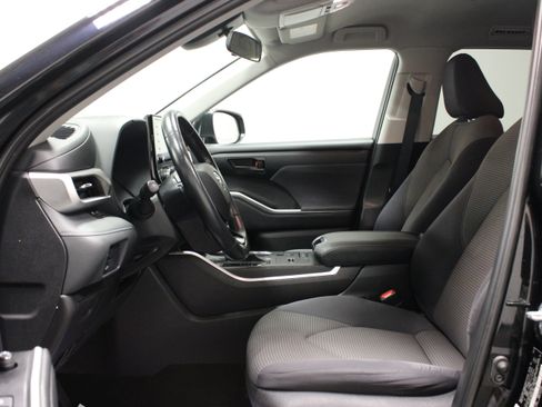 Used 2021 Toyota Highlander LE AWD/4WD image 15