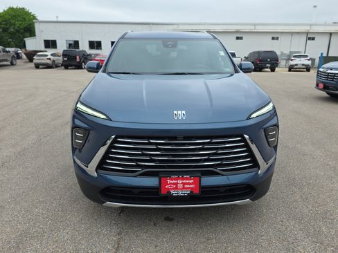 Used 2025 Buick Enclave Preferred FWD image 3