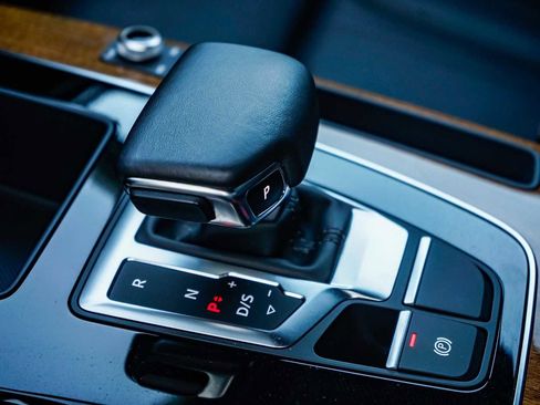 Used 2023 Audi Q5 e Premium w/ Convenience Package image 21