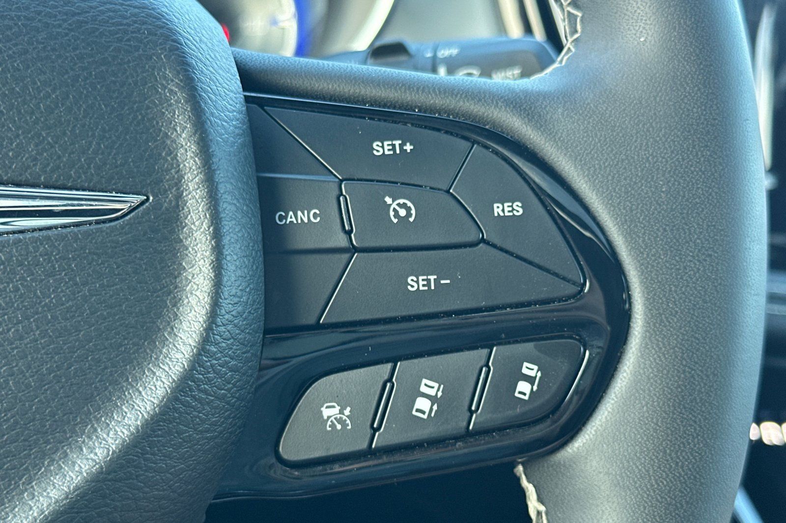 Used 2025 Chrysler Pacifica Limited FWD image 36