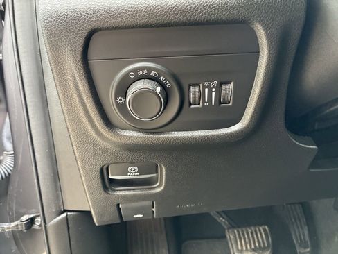 Used 2023 Jeep Grand Cherokee Laredo AWD/4WD image 18