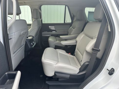 Used 2025 Ford Expedition Active AWD/4WD image 13