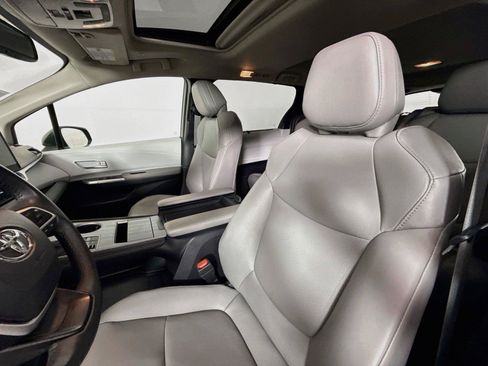 Certified 2025 Toyota Sienna XLE FWD image 3