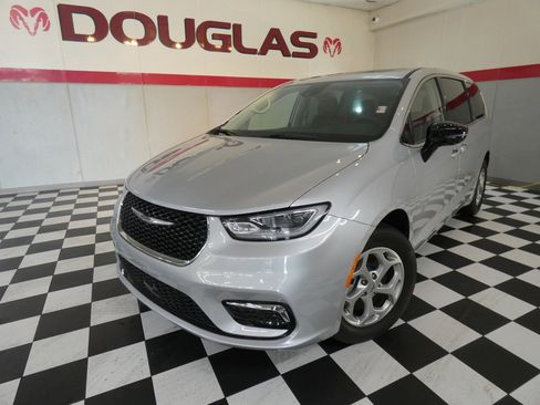 Used 2024 Chrysler Pacifica Limited w/ Trailer Tow Group AWD/4WD image 1
