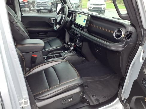 Used 2024 Jeep Wrangler Unlimited Sahara w/ Technology Group AWD/4WD image 19
