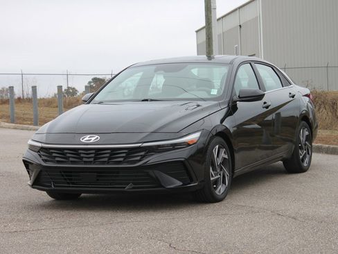 Used 2024 Hyundai Elantra SEL w/ Convenience Package image 2
