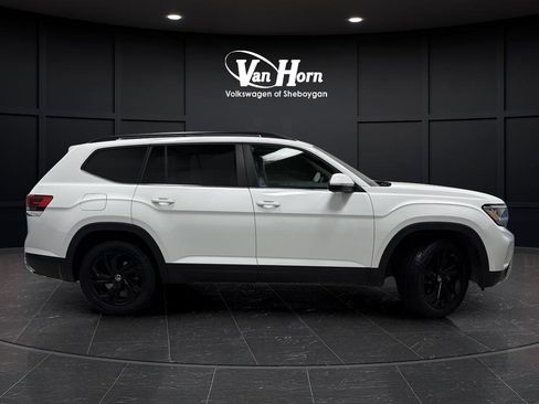 Used 2022 Volkswagen Atlas SE w/ Black Wheel Package image 2