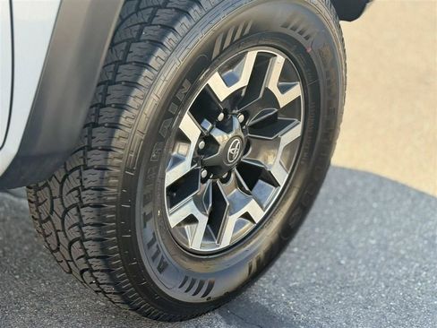 Used 2021 Toyota Tacoma TRD Off-Road w/ Technology Package AWD/4WD image 8