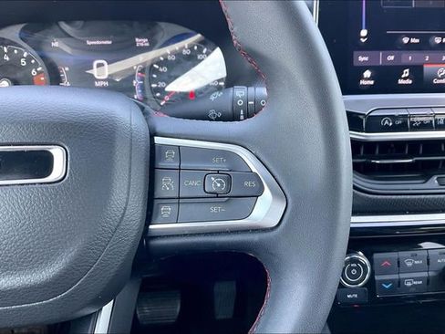 Used 2025 Jeep Compass Trailhawk AWD/4WD image 21