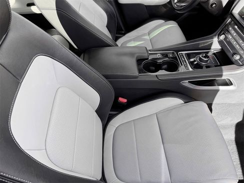 Used 2017 Jaguar F-PACE R-Sport image 29