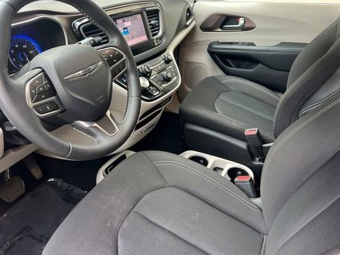 Used 2023 Chrysler Voyager LX FWD image 13