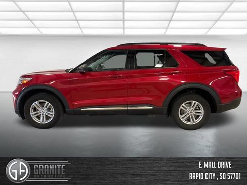 Used 2023 Ford Explorer XLT AWD/4WD image 3