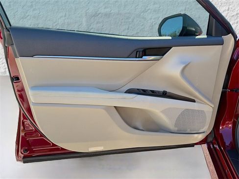 Used 2018 Toyota Camry XLE image 20